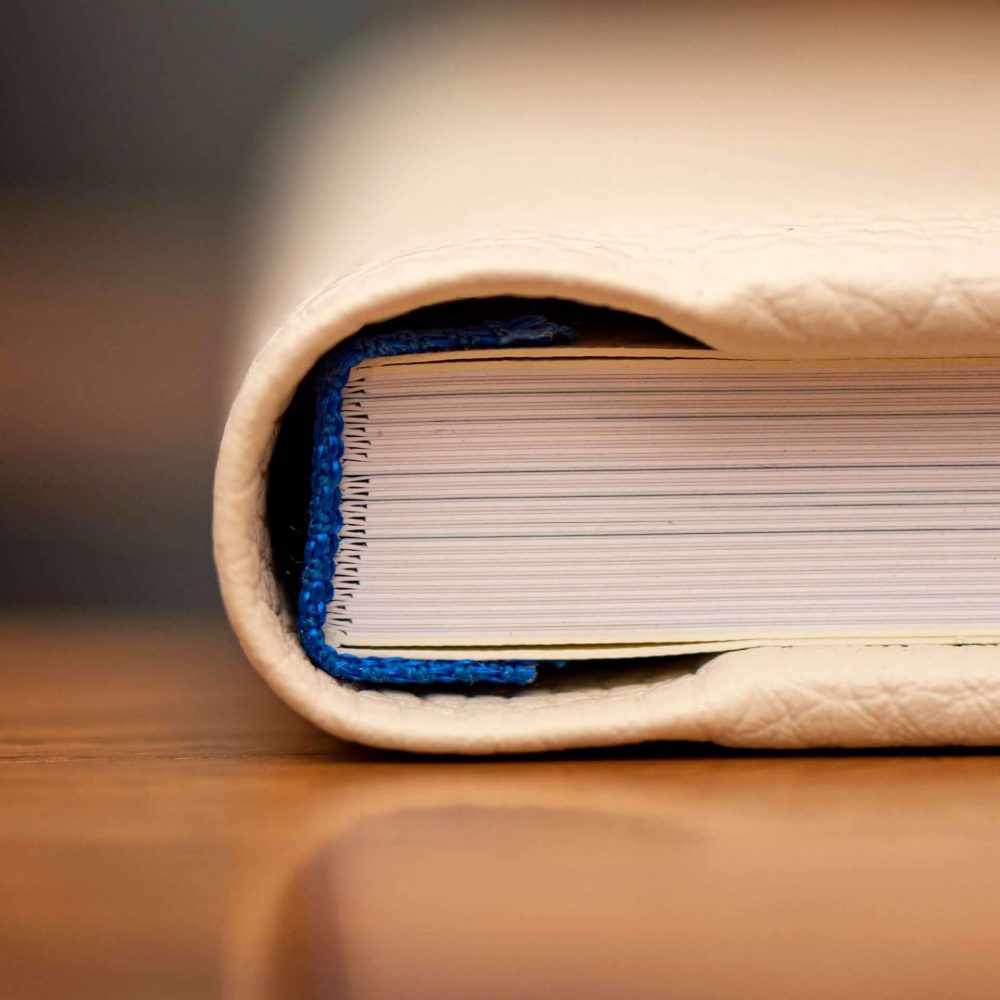 Grosimea filelor și cotorul întărit al unui photobook, văzute din lateral