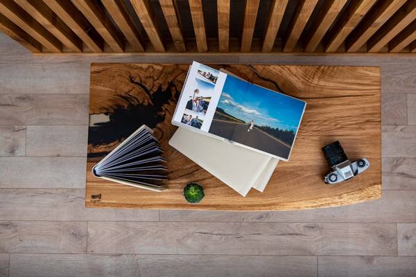 Photobook pe hârtie foto, deschis la o fotografie mare