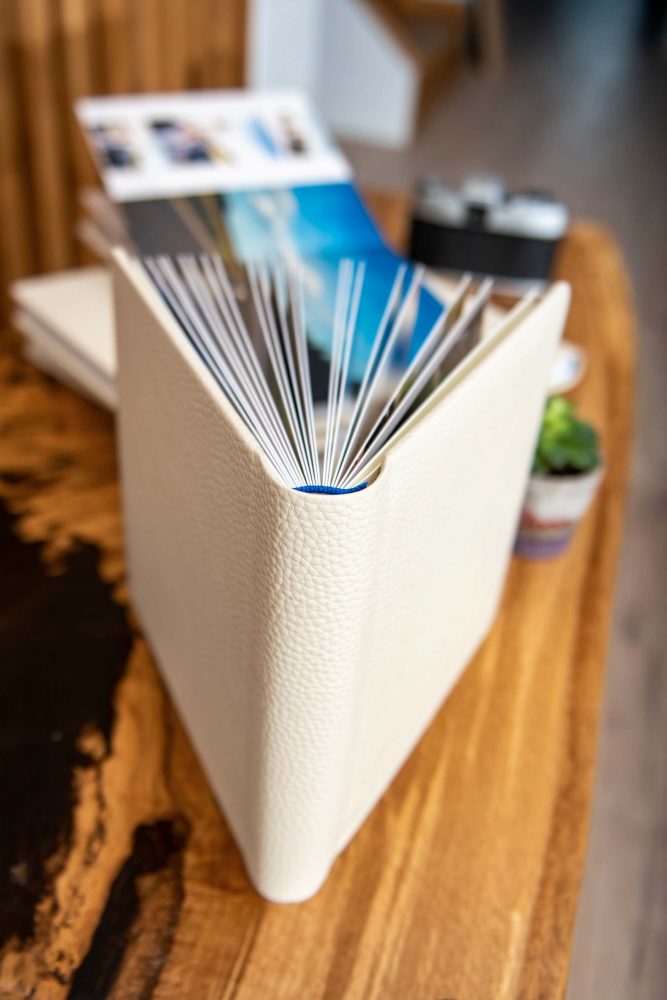 Photobook deschis, cu filele groase și rigide răsfirate